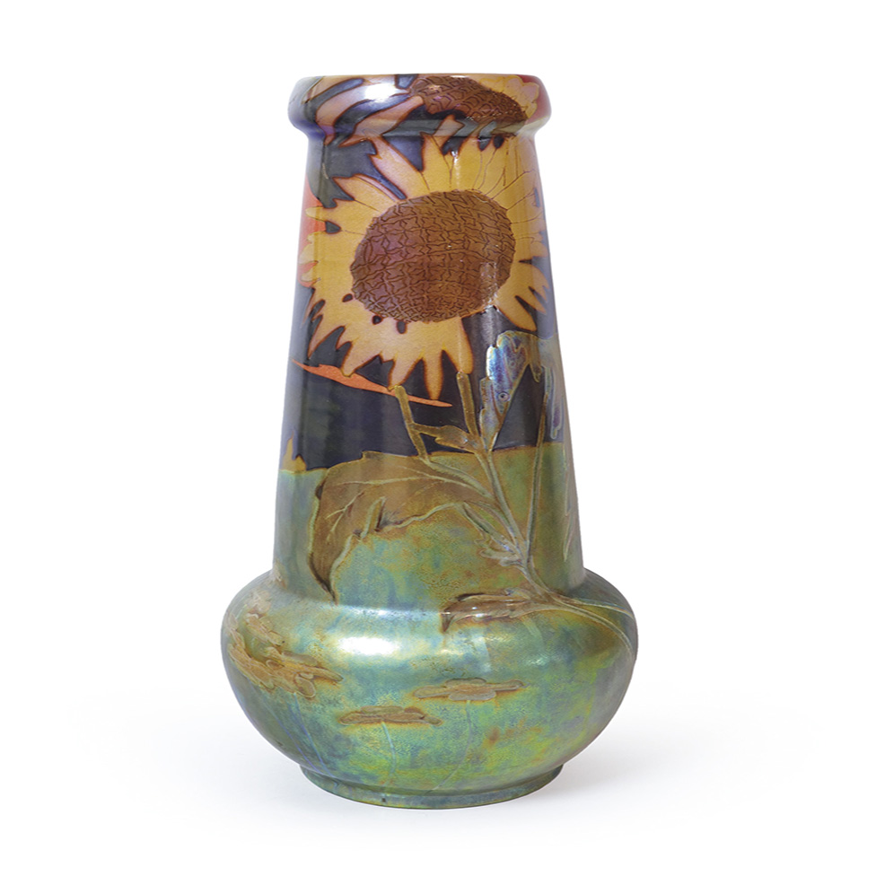 16 500 €Pécs, manufacture Zsolnay, vase en faïence polychrome décoré à l’éosine de tournesols sur fond irisé, h. 42 cm.Saint-Étienne, 31 o