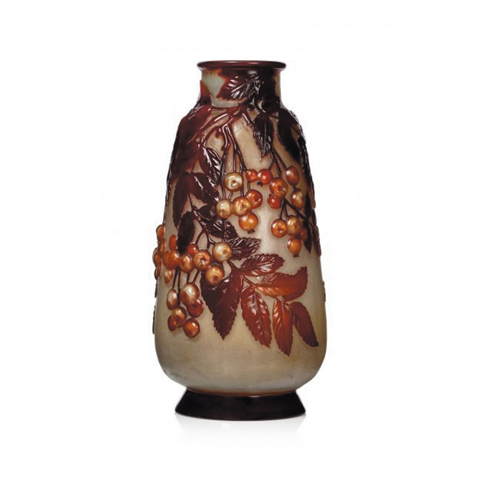 3 380 €Émile Gallé, « Soufflé aux cerises », vase en verre multicouche soufflé-moulé, décor de branches chargées de fruits, h. 11,1 cm.Par