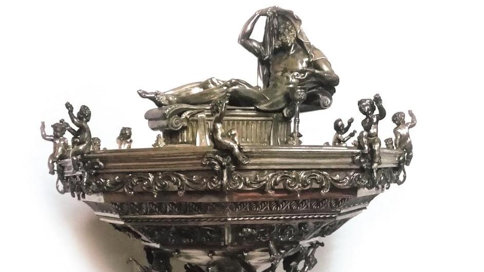 Vers 1850-1880. Fontaine-surtout de table, pièce unique d’orfèvrerie en argent, métal,... Une pièce unique monumentale en argent