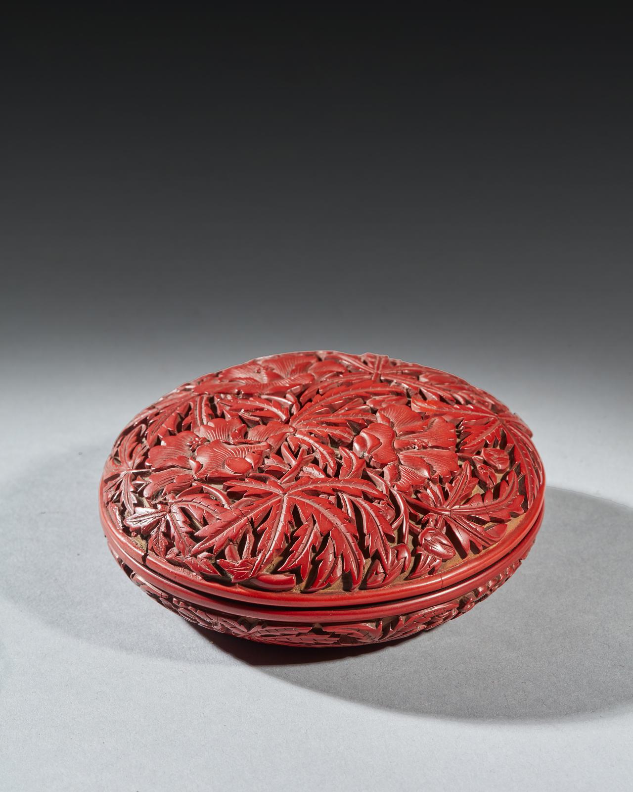 Chine, époque Yongle (1403-1424). Boîte ronde en laque rouge cinabre à décor sculptéen relief de fleurs épanouies d’hibiscus dans leurs ri