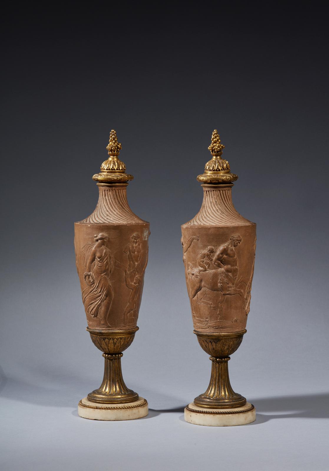 Attribué à Félix Lecomte (1737-1817), Cortège bachique et Scène de sacrifice, paire de vases couverts en terre cuite, montures en bronze d