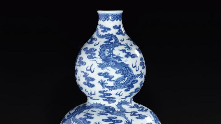 Chine, époque Jiaqing (1796-1820). Vase double gourde impérial en porcelaine à décor... Les arts de Chine en majesté