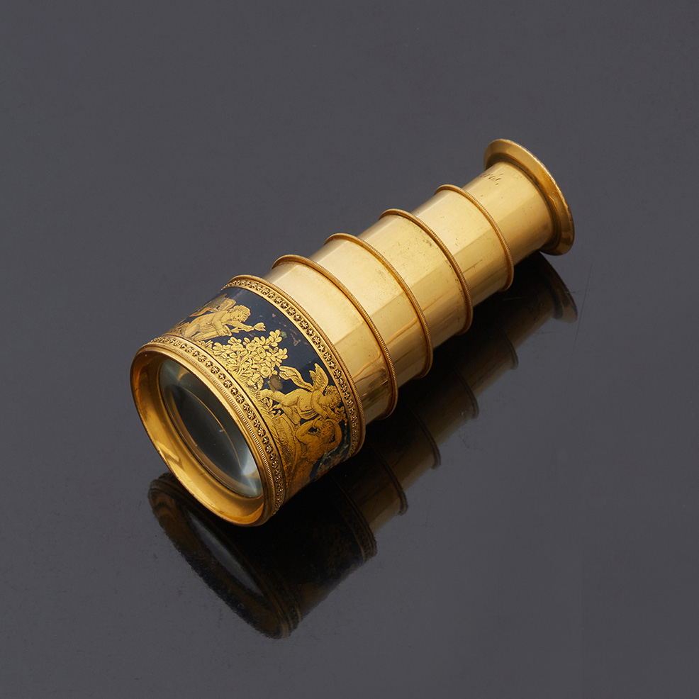 494 €Jumelle de théâtre télescopique en métal doré émaillé à décor de putti, marquée «Lerebours opticien de l’empereur et roi.Hôtel Drouot