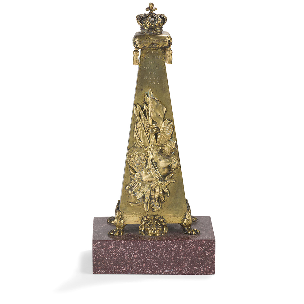 3 840 €Seconde moitié du XVIIIe siècle. Obélisque en composite doré sur socle en porphyre, document postérieur indiquant «Maquette exécuté
