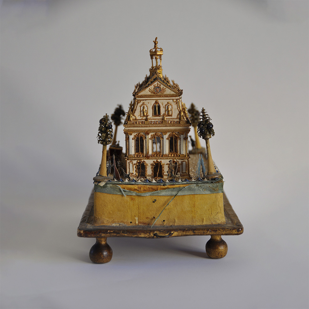 19 500 €Début du XVIIIe siècle. Maquette en carton découpé et doré représentant la chapelle royale de Versailles, boîte en verre et bois d