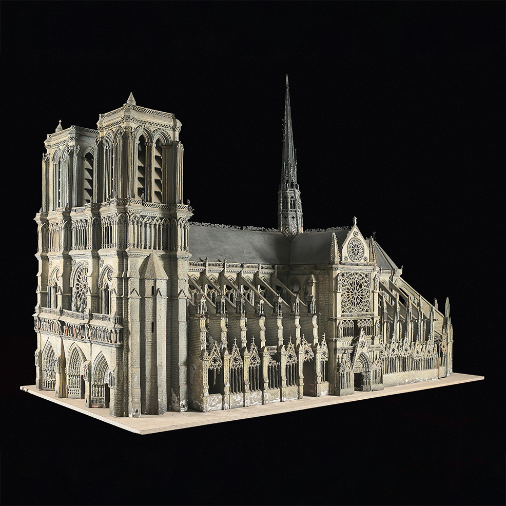 25 280 €Vers 1940. Maquette de la cathédrale Notre-Dame de Paris, bois, plâtre, terre cuite, résine, 248 x 314 x 140 cm.Hôtel Drouot, mard