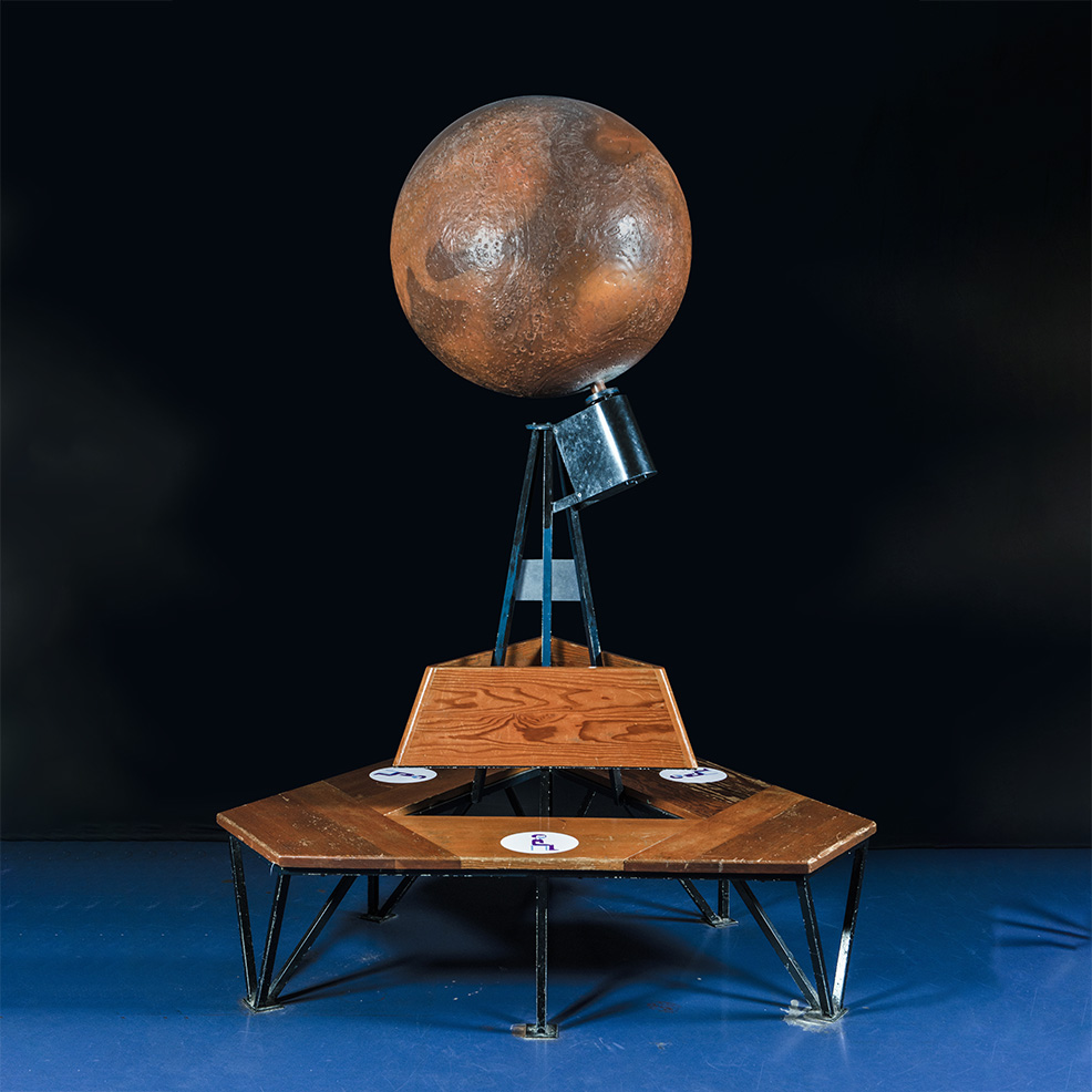 4 838 €Banc avec maquette de la planète Mars, années 1960-1980, h. 235 cm, l. 177 cm.Paris, salle Favart, 21 novembre 2020.Ader Entreprise