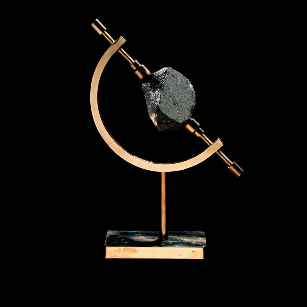 9 360 €Météorite provenant de Mars, l. 3 cm, poids : 27,44 g.Paris, Hôtel Drouot, 2 octobre 2021.Binoche et Giquello OVV. M. Briano.