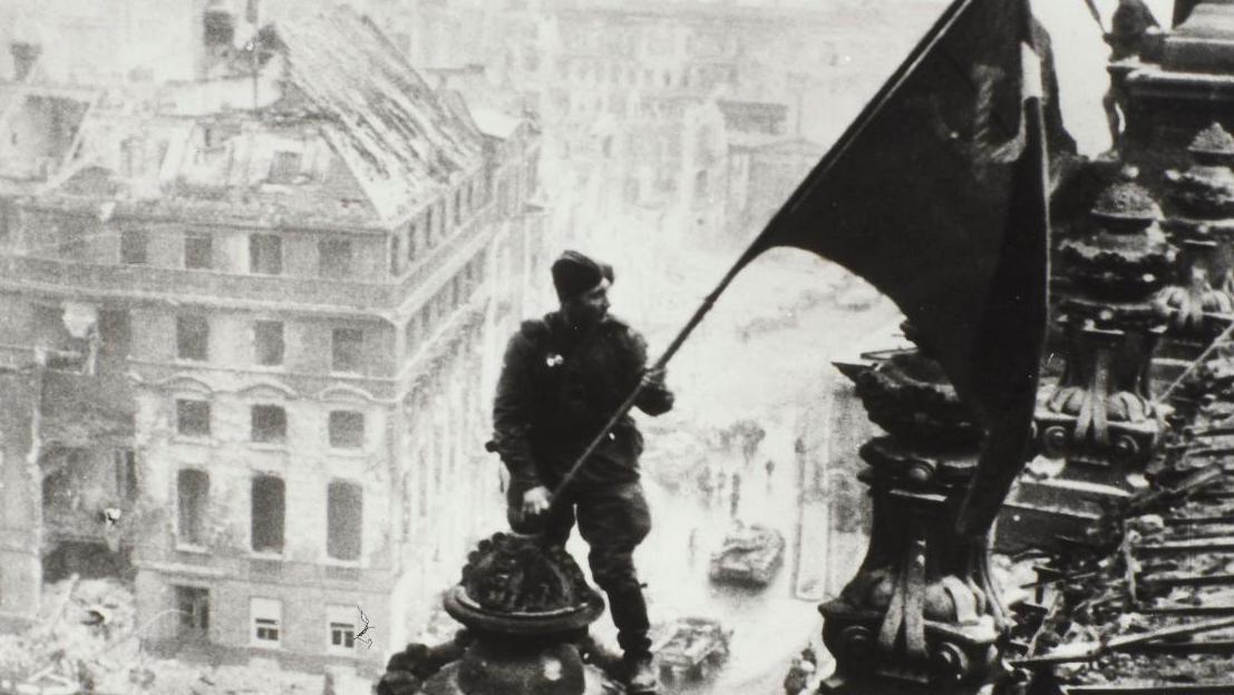 Evgueni Khaldeï (1917-1997), Le drapeau rouge flotte sur le Reichstag, Berlin, 2 mai... Aux Invalides, la photographie gagne du terrain