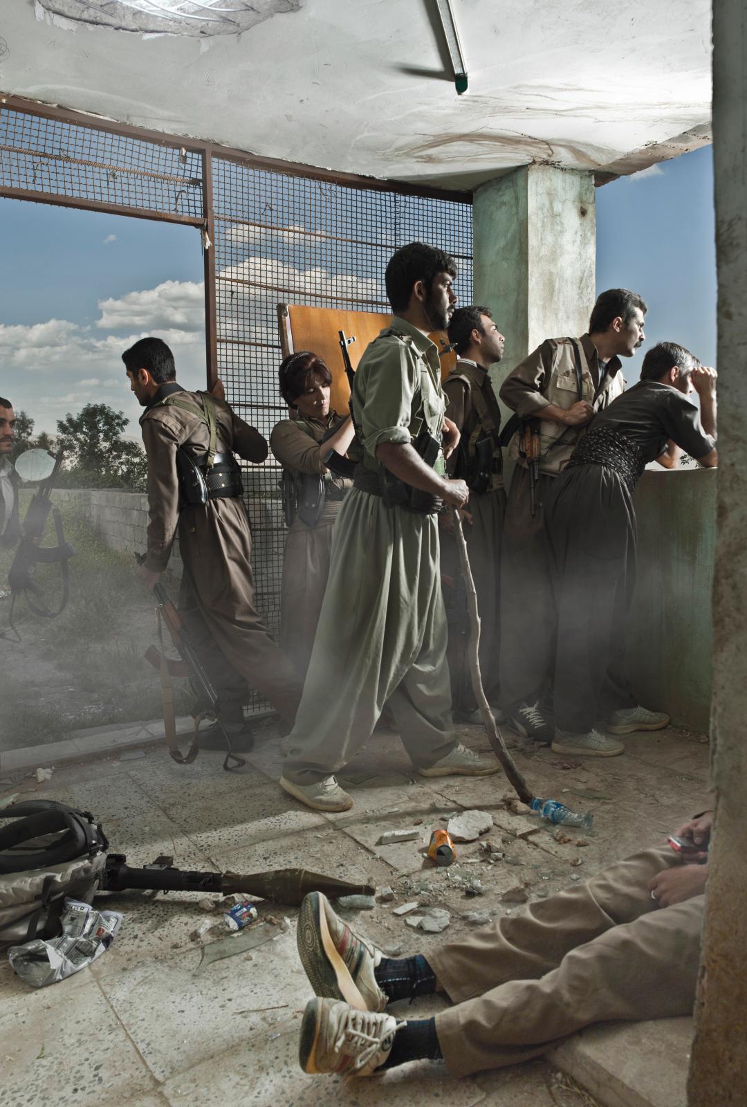 Émeric Lhuisset (né en 1983), Théâtre de guerre. Photographie avec un groupe de guérilla kurde, Irak, 2011-2012.© Paris, musée de l’Armée,