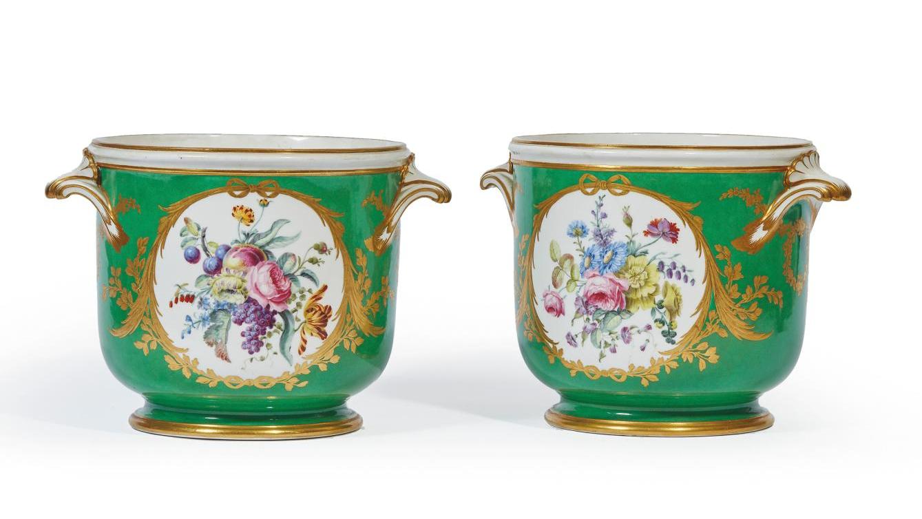 Manufacture royale de porcelaine de Sèvres, deux seaux à bouteille 1re grandeur,... De Chantilly à Sèvres, la porcelaine, un cadeau de roi