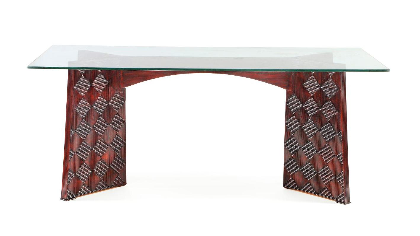 Attribuée à Joaquim Tenreiro (1906-1992), table, vers 1964, verre et bois, 78 x 190 x 90 cm.... Joaquim Tenreiro, design brésilien