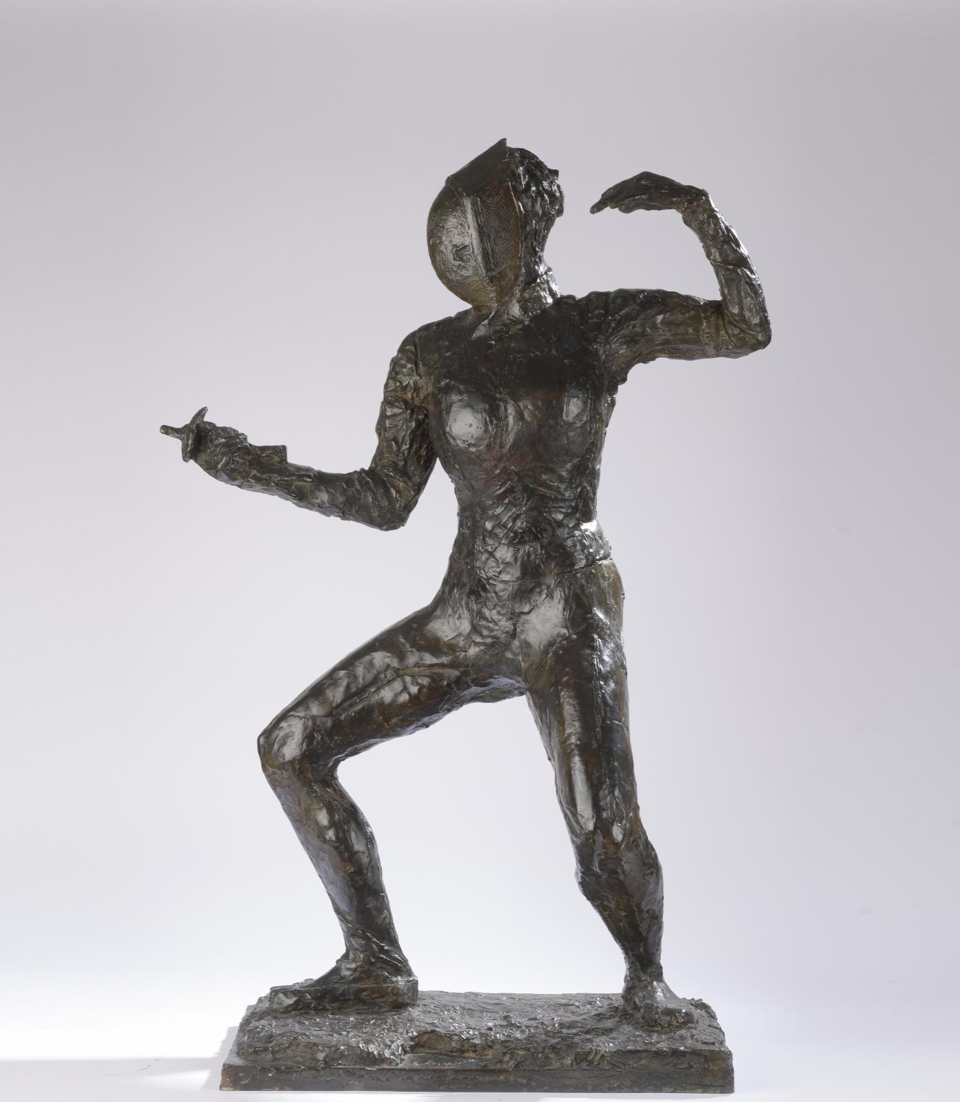 Germaine Richier (1902-1959), Escrimeuse avec masque, 1943, épreuve en bronze à patine brune (3/6, fonte Susse), 105 x 71 x 32 cm.Estimati