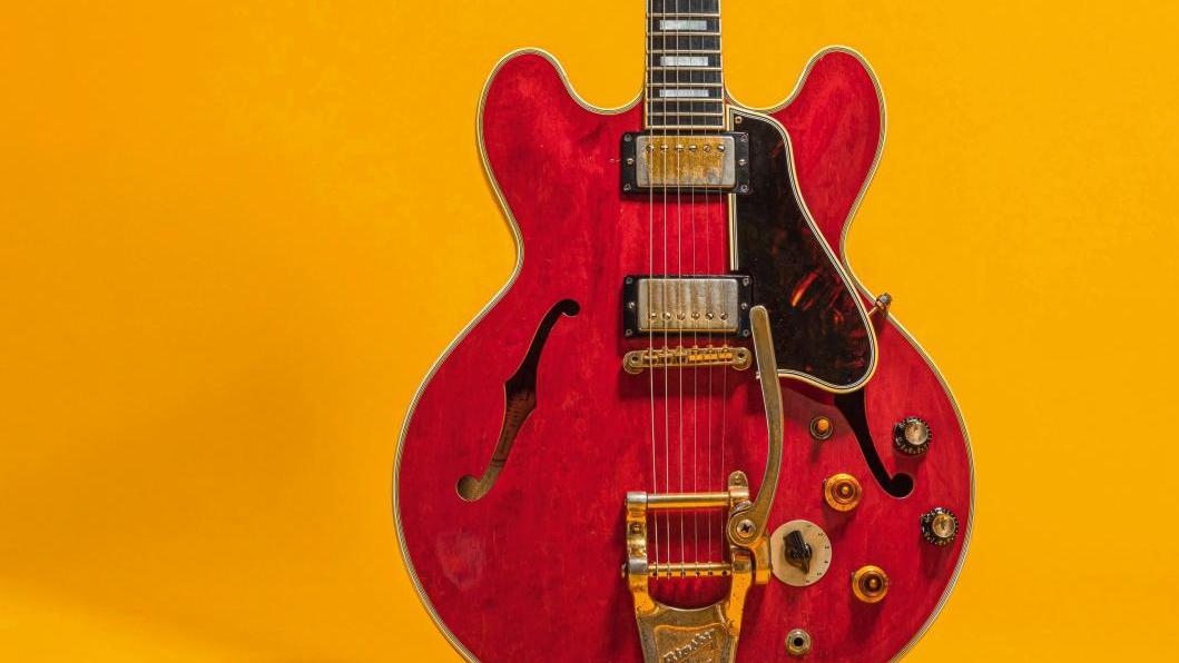Gibson ES-355, 1960, guitare de Noel Gallagher, restaurée en 2011 par Philippe Dubreuille.... Cette Gibson ES-355 est la dernière compagne d’une rock’n’roll star, Noel Gallagher