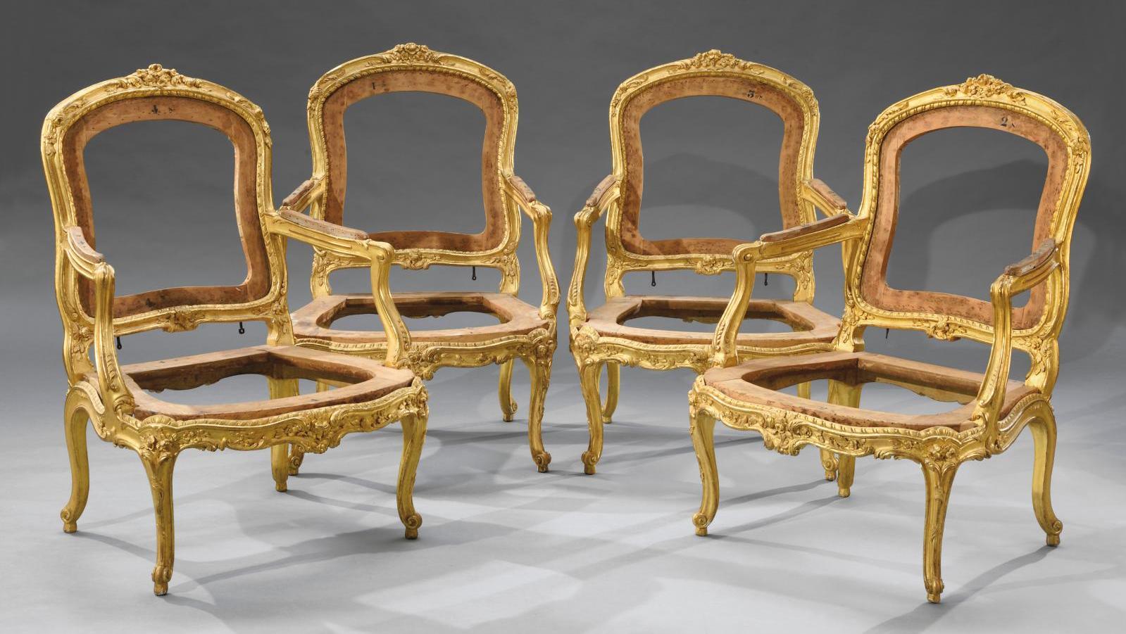 Époque Louis XV. Suite de quatre fauteuils à dossier plat à châssis en hêtre sculpté... Des marques de valeur pour des assises princières