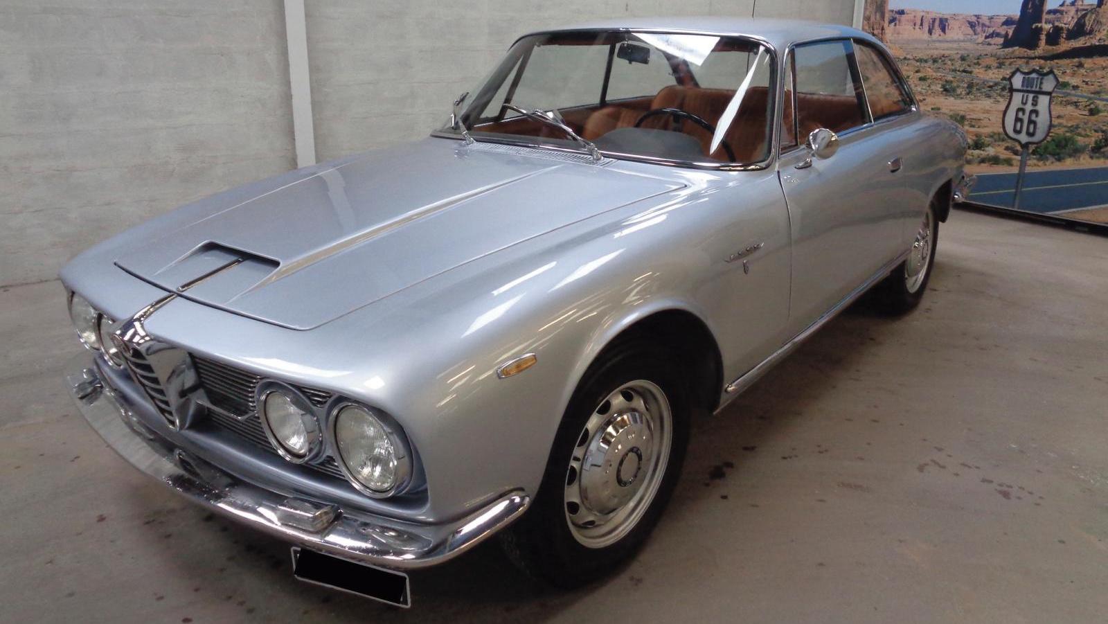 Alfa Romeo 2600 Sprint coupé, 1963. Estimation : 45 000/55 000 € Le sprint d’Alfa Romeo, 6 cylindres de légende...
