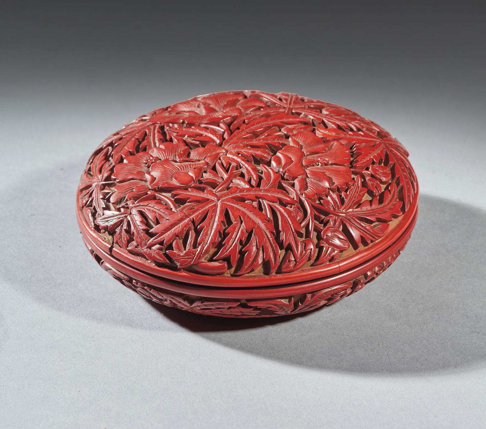 Chine, époque Yongle (1403-1424). Boîte ronde en laque rouge cinabre à décor sculpté en relief de fleurs épanouies d’hibiscus dans leurs r