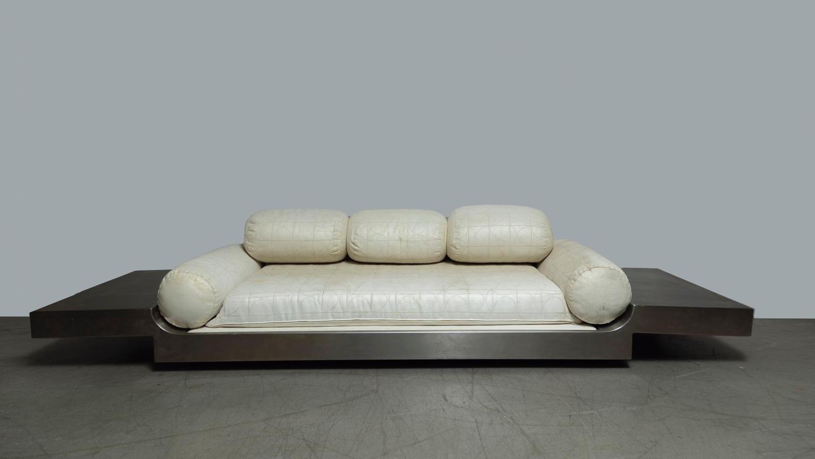 Maria Pergay (née en 1930), lit de repos en acier Inox brossé, modèle créé vers 1968... Un lit de repos revu et corrigé par le design