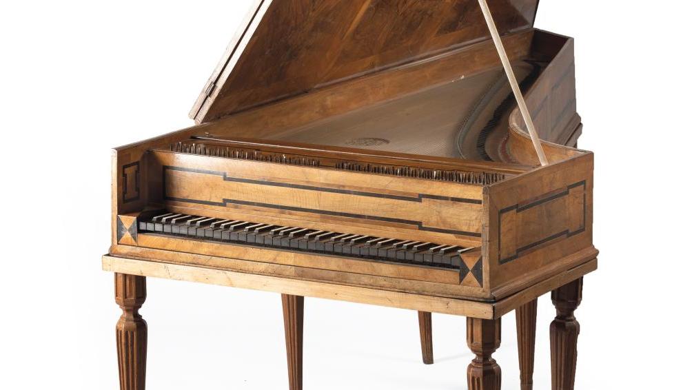 Johann Kilian Mercken (1743-1819), pianoforte en forme de clavecin, vers 1768, signé.... À Vichy, les débuts remarqués du pianoforte