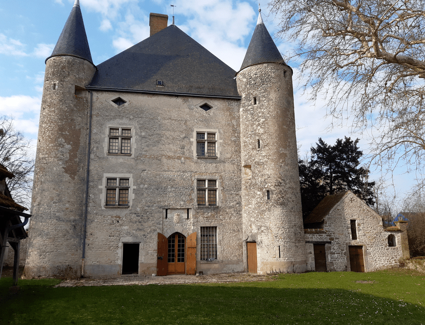 À vendre, Loiret, forteresse médéviale