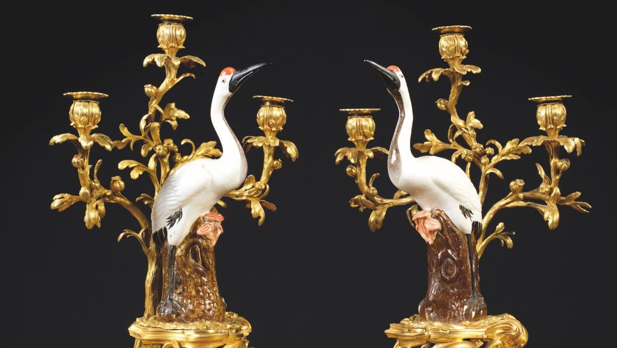 Époque Louis XV, vers 1750-1752. Paire de girandoles à trois branches en bronze ciselé,... Une paire de girandoles livrées pour la marquise Pompadour 