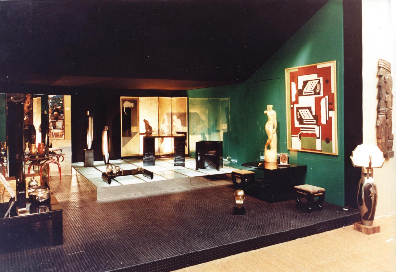 Stand de la galerie Anne-Sophie Duval à la Biennale des Antiquaires, à Paris, en 1972, décoré par Karl Lagerfeld. Pour la première fois l’