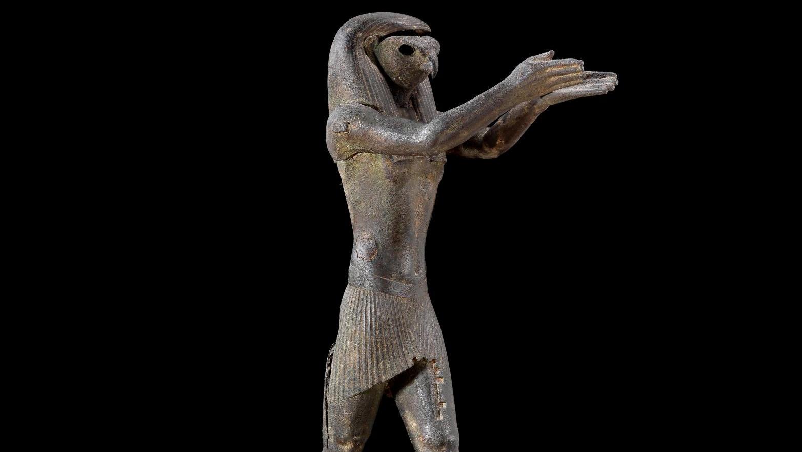 Basse Époque, XXVIe dynastie. Horus faisant une libation, dit « Horus Posno », bronze,... Pharaon, souverain d’Afrique au Louvre