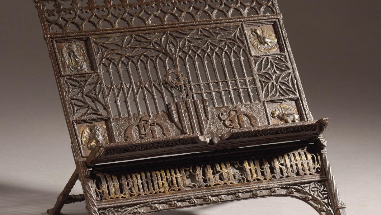 Espagne vers 1500. Lectrin en fer forgé ajouré rehaussé d’or, décor de remplages,... Mobilier venu du Moyen Âge