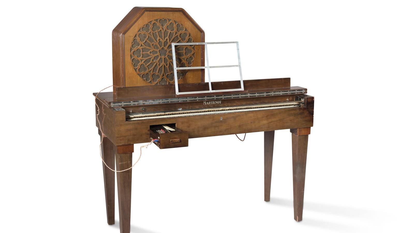 Ondes musicales Martenot, meuble en bois clair sur quatre pieds, clavier à ruban... Michel Siméon, cinquante-cinq ans de collection