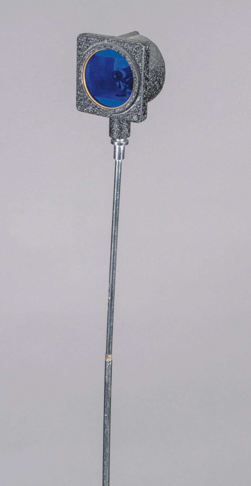 Vassilakis Takis (1925-2019), Signal n° 44, série I, 1974, feu bleu clignotant sur une tige métallique télescopique, base quadrangulaire à