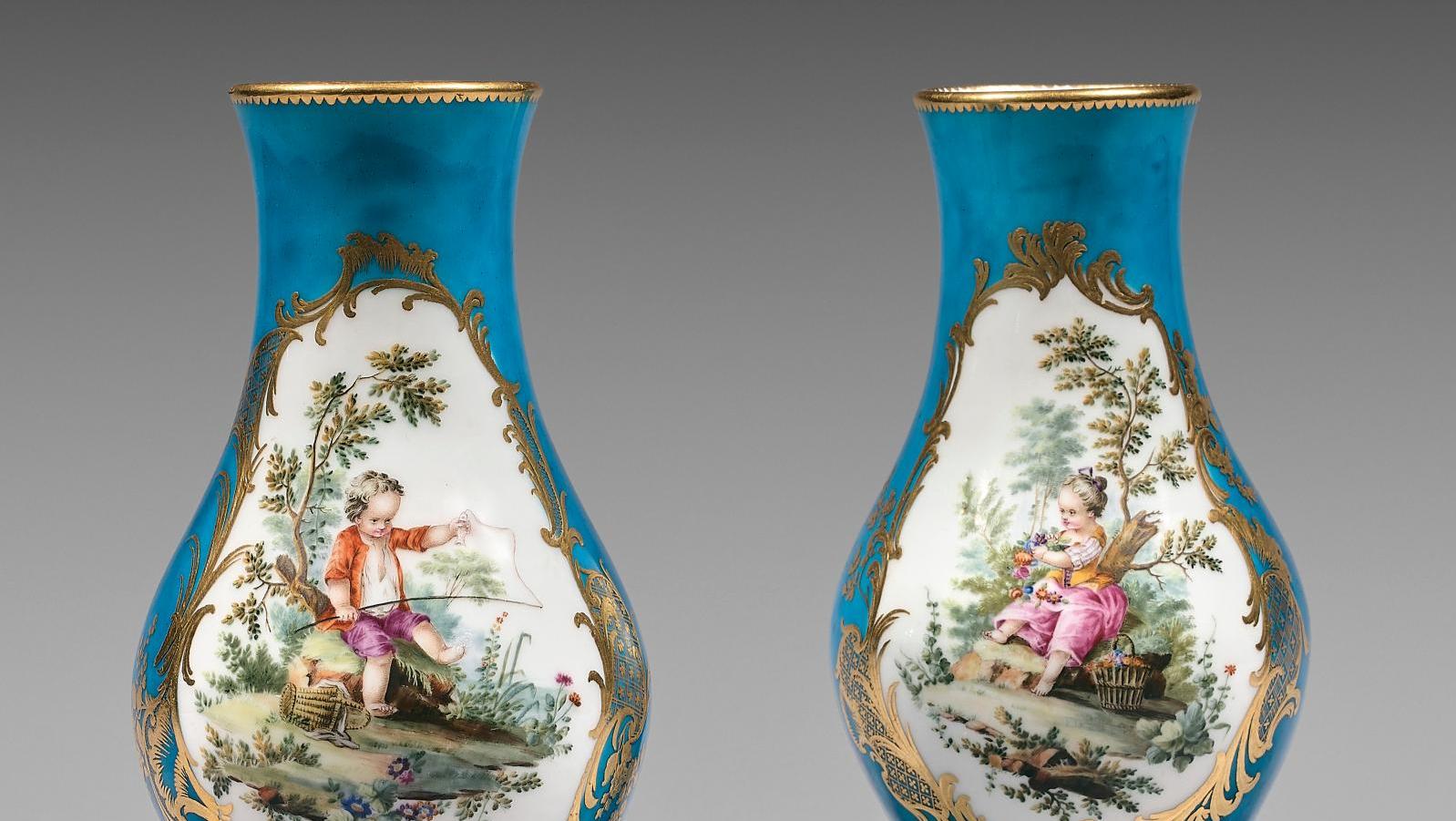 Pair of "antique urn" vases in 18th century Vincennes porcelain, with a decoration... A Collector's Porcelain