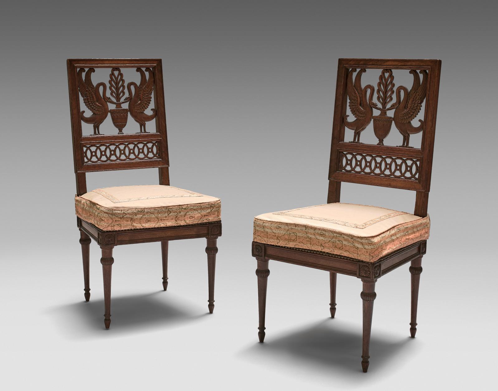 Georges Jacob, paire de chaises à dossiers ajourés, sculptés de cygnes affrontés autour d’une urne stylisée, non estampillées, 88 x 47 x 4