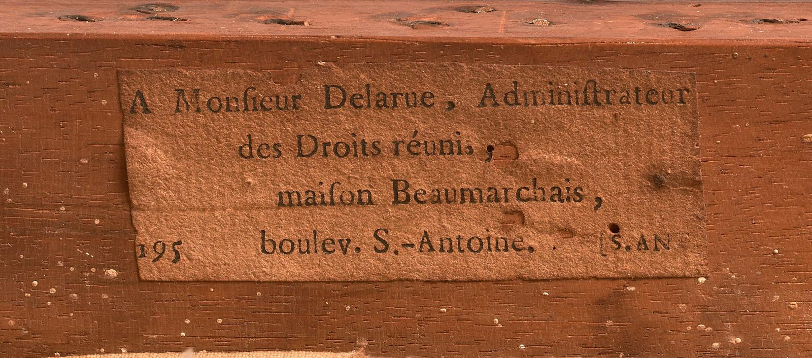 Cette étiquette imprimée «Monsieur Delarue, administrateur des Droits réunis, maison Beaumarchais, boulev. S.-Antoine» est présente sur le