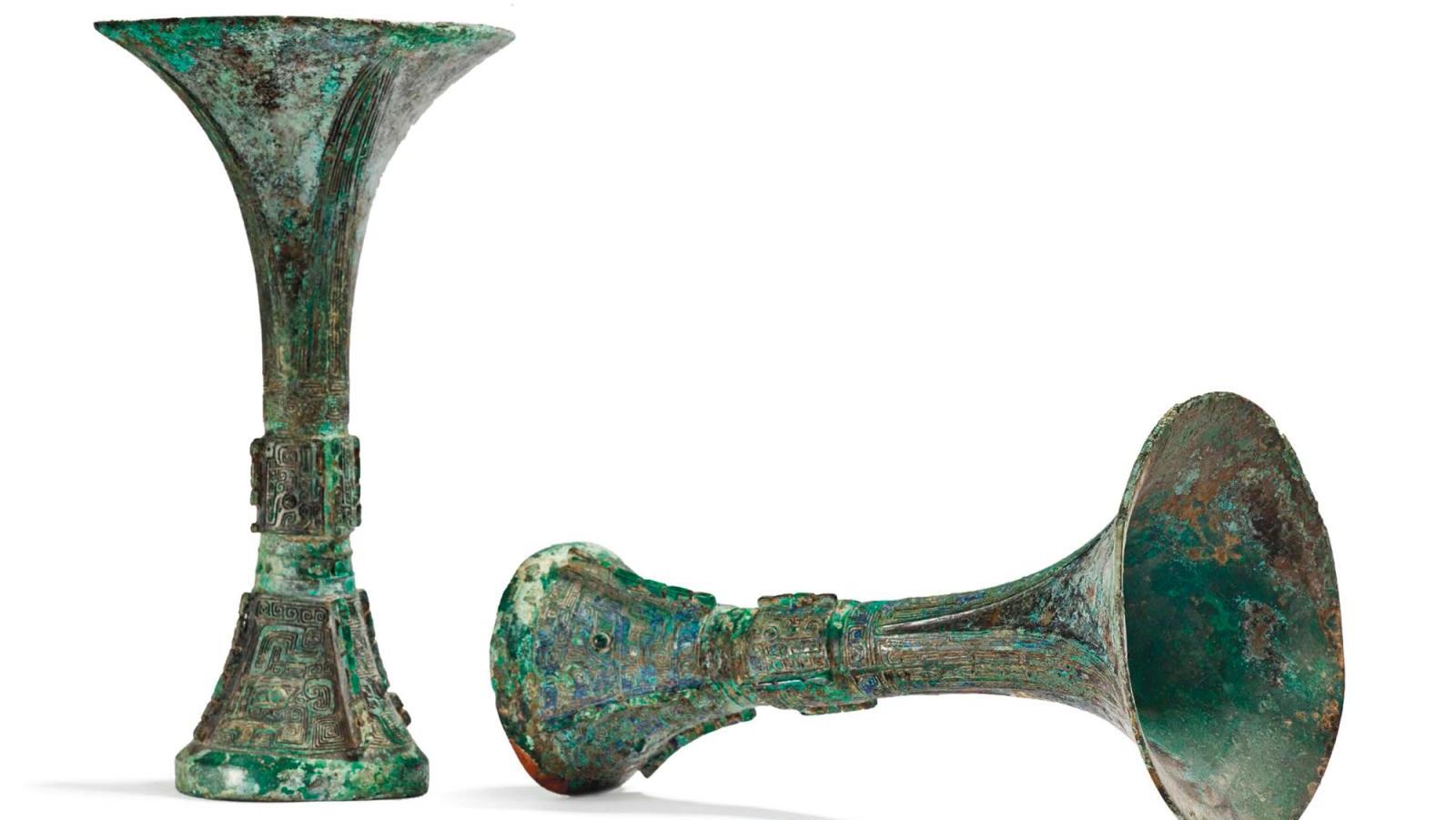 Chine, période Shang (1570-1045 av. J.-C.). Paire de vases gu en bronze, le pied... La Chine éternelle de la période Shang