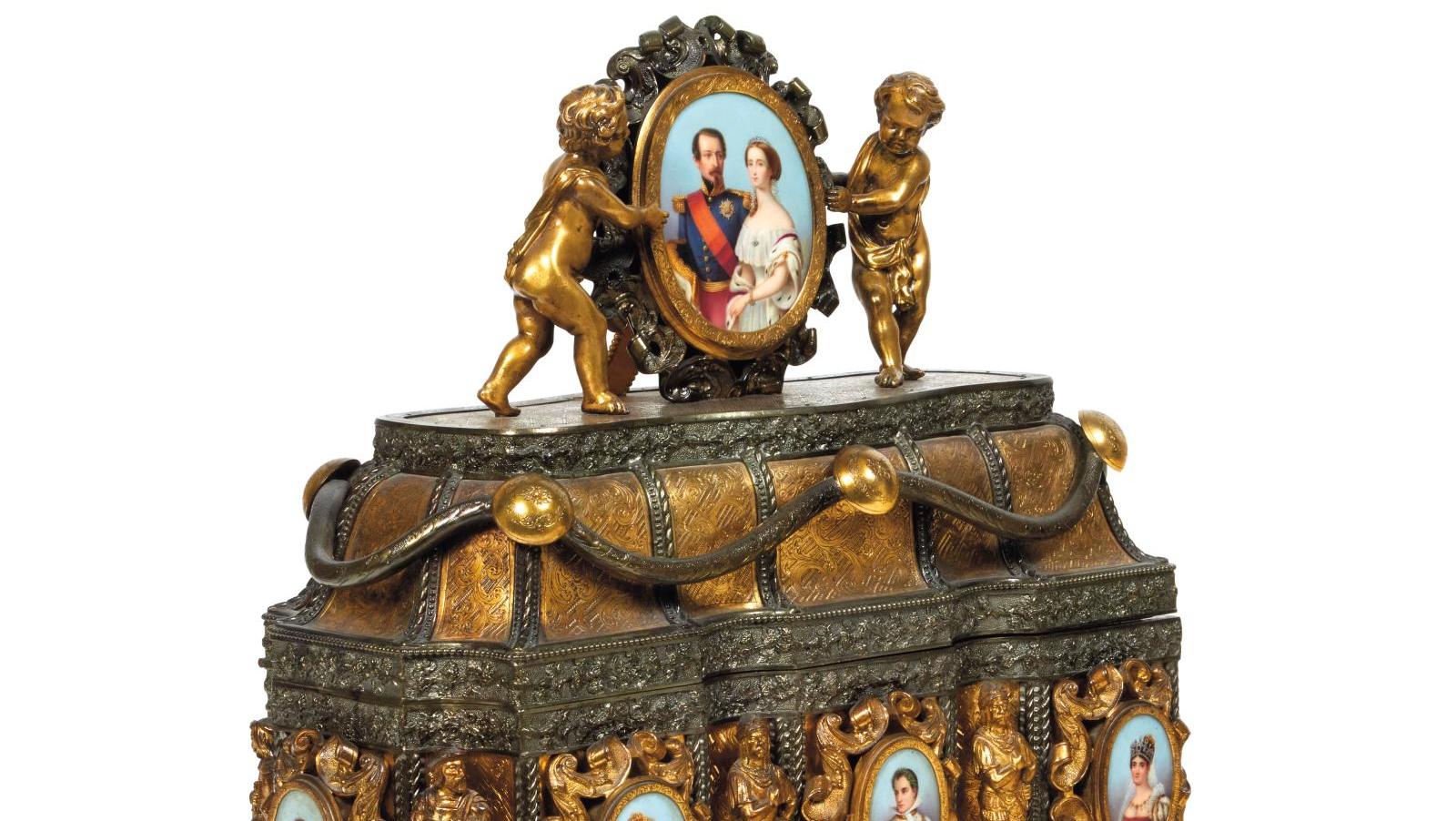 Époque Napoléon III. Coffret à bijoux en bronze doré et ciselé à médaillons de porcelaine... L'exubérance Napoléon III à son comble