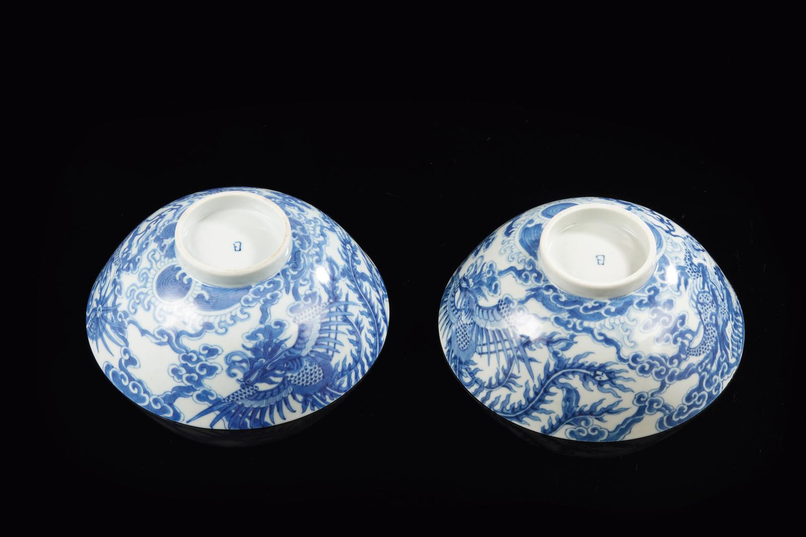 Chine pour le Vietnam, XIXe siècle. Deux grands bols circulaires en porcelaine décorés en bleu sous couverte d’un dragon et d’un phénix fa