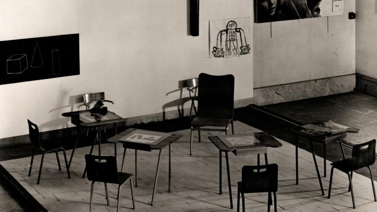 Stand René Herbst au Salon d’automne de 1949, présentant du mobilier scolaire édité... Au Salon des avant-gardes du XXe siècle, les dérangeurs du siècle dernier vous parlent