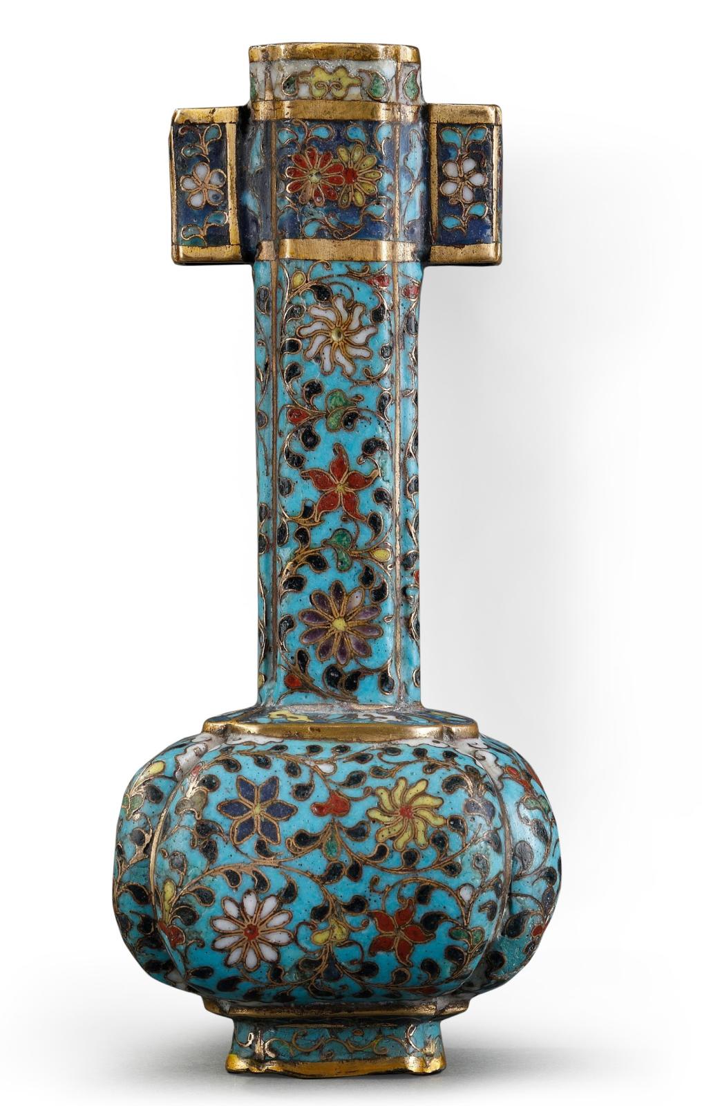 Chine, dynastie Ming, XVIe siècle. Vase flèche (touhu) à décor de fleurettes et rinceaux sur fond turquoise, bronze doré et émaux cloisonn