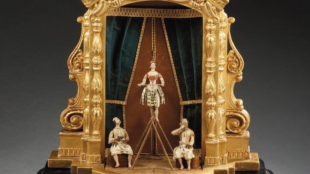 Vers 1880, pendule à automates en bois doré figurant un portique d’architecture supportant... Que le spectacle commence !