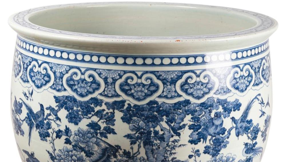 Chine, vers 1900, cache-pot en porcelaine en bleu sous couverte, à décor de phénix... Traditions chinoises en porcelaine et en bronze