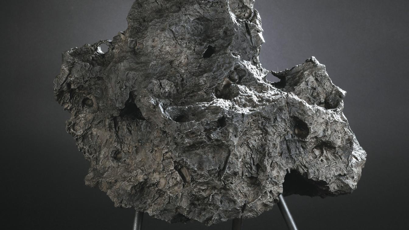 Météorite métallique, sidérite octaédrite IIIAB, découverte à la fin des années 1960,... Une météorite métallique de 81 kg