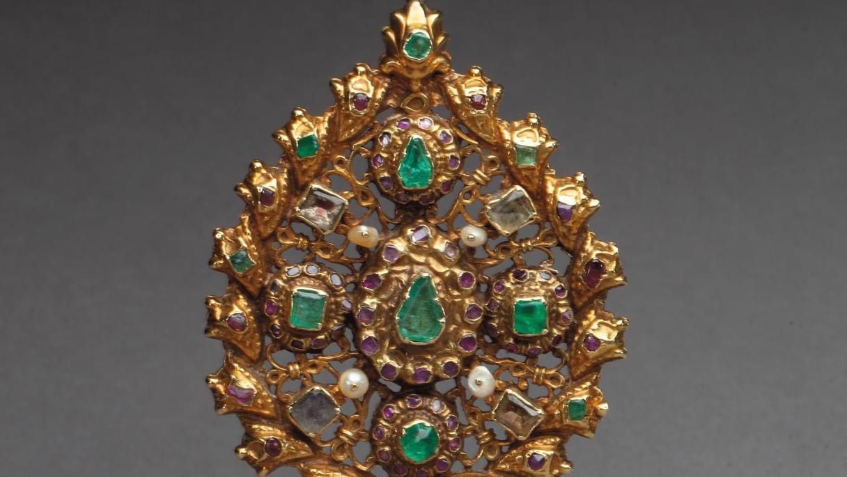 Maroc, Fès ou Meknès, XVIIIe-XIXe siècle. Pendentif en forme d’amande, en or ajouré... Des bijoux à l'opulence orientale