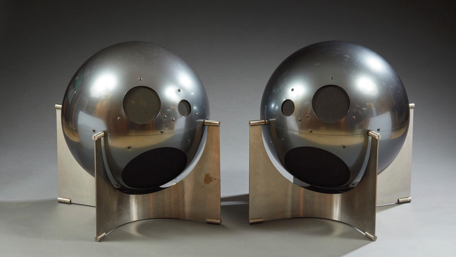 Helium, paire d’enceintes trois voies en métal équipées de haut-parleurs Philips,... Helium, la hi-fi pop qui décolle