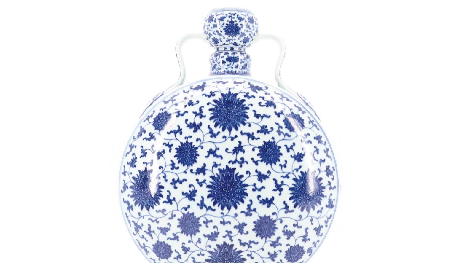 Chine XVIIIe siècle, période Qianlong (1736-1795). Vase gourde «bianhu» en porcelaine,... De l’influence de la Lune sur les porcelaines chinoises