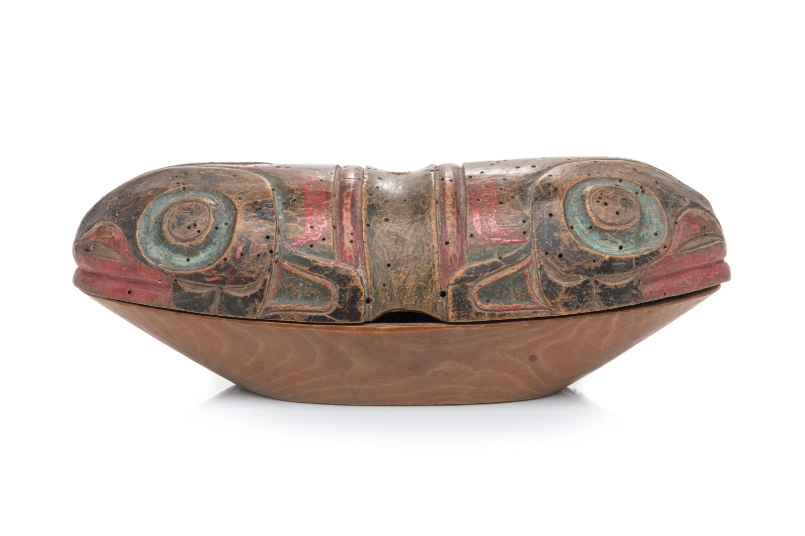 Tlingit (?), Alaska, collectée avant 1889. Boîte à couvercle, bois et pigments, h. 8, l.  20 cm. Estimation : 1 000/1 500 €