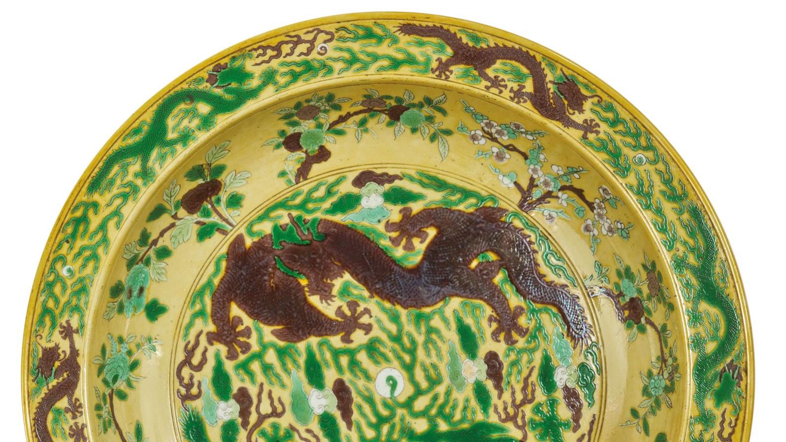Chine, XVIIIe siècle, période Kangxi (1661-1722). Plat en porcelaine émaillée sancai,... Pleins feux sur la porcelaine sancai