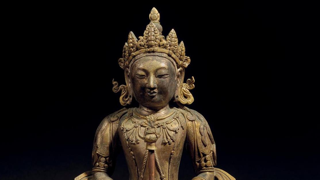 Travail sino-tibétain, XVIIIe siècle. Statuette d’Amitayus en bronze doré, h. 33... Avec la bénédiction d’un bouddha sino-tibétain