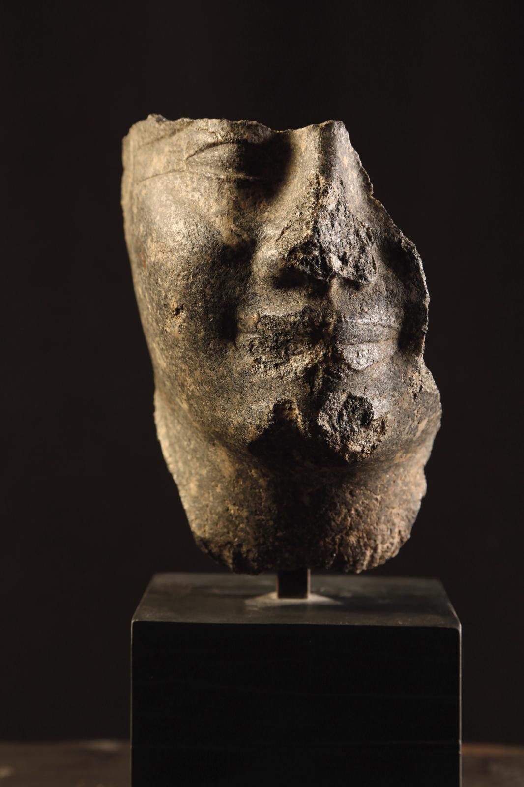 Egypt, Middle Kingdom, 12th dynasty, reign of Senusert I, 1971-1926 B.C. Fragment of the head of Pharaoh Senusert I, black granite, 16 x 1