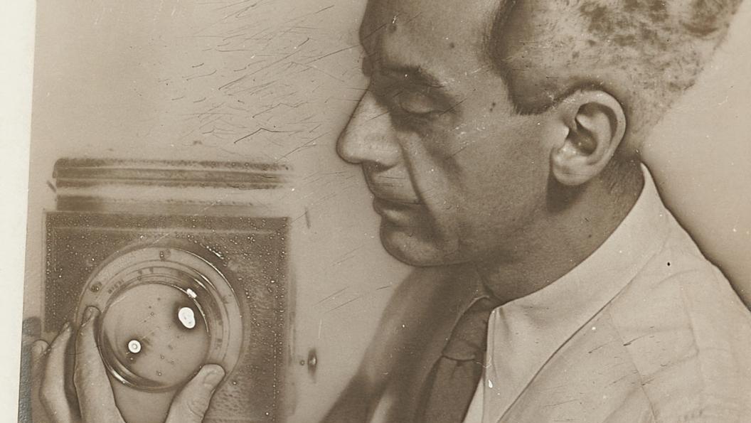 Man Ray (1890-1976), Autoportrait, 1932, épreuve gélatino-argentique, contact original... Collection Edmonde et Lucien Treillard : Man Ray et ses consorts surréalistes
