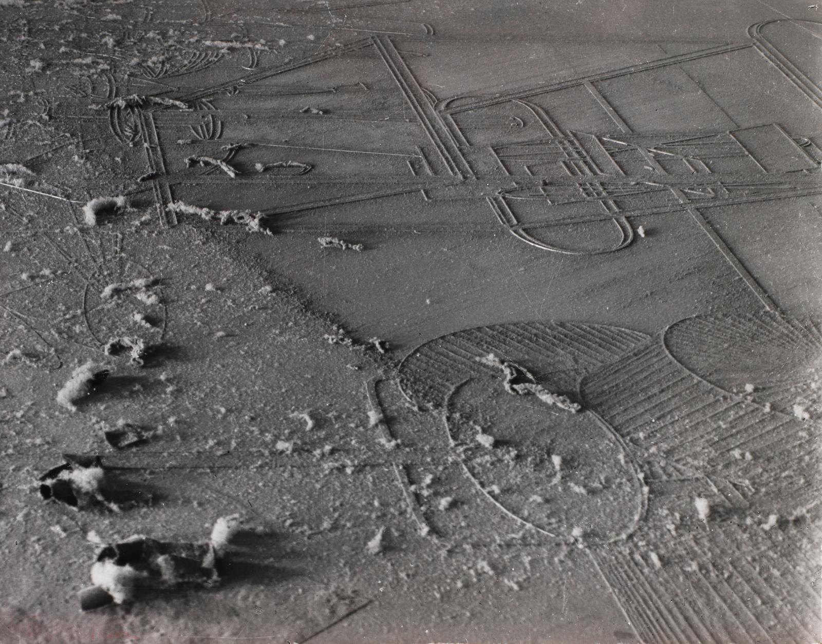 Man Ray, Élevage de poussière, 1920, épreuve gélatino-argentique originale, numérotée 6/8, datée 1975, signée MR, 13,8 x 9 cm.Estimation :
